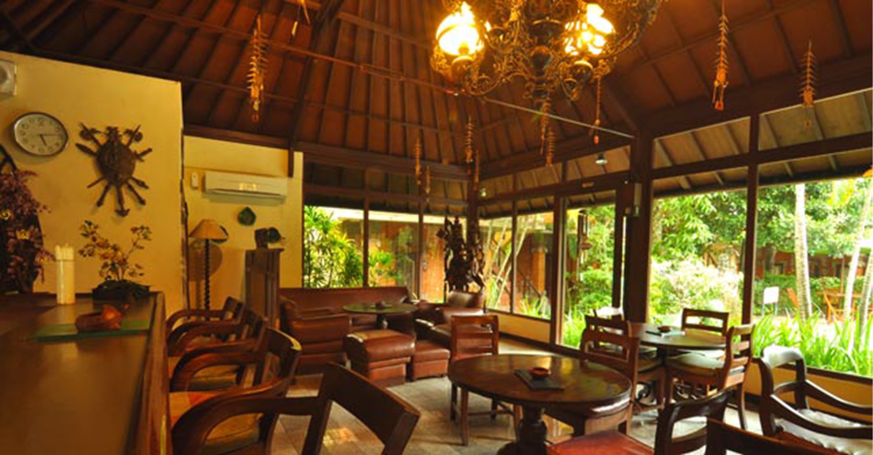 Breakfast, lunch, dinner served; international cuisine 