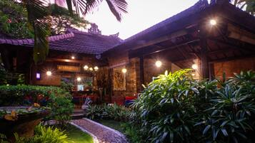 Café da manhã, almoço e jantar; culinária internacional