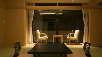 خزنة داخل الغرفة وستائر تعتيم وواي فاي مجانًا وملاءات أسرّة