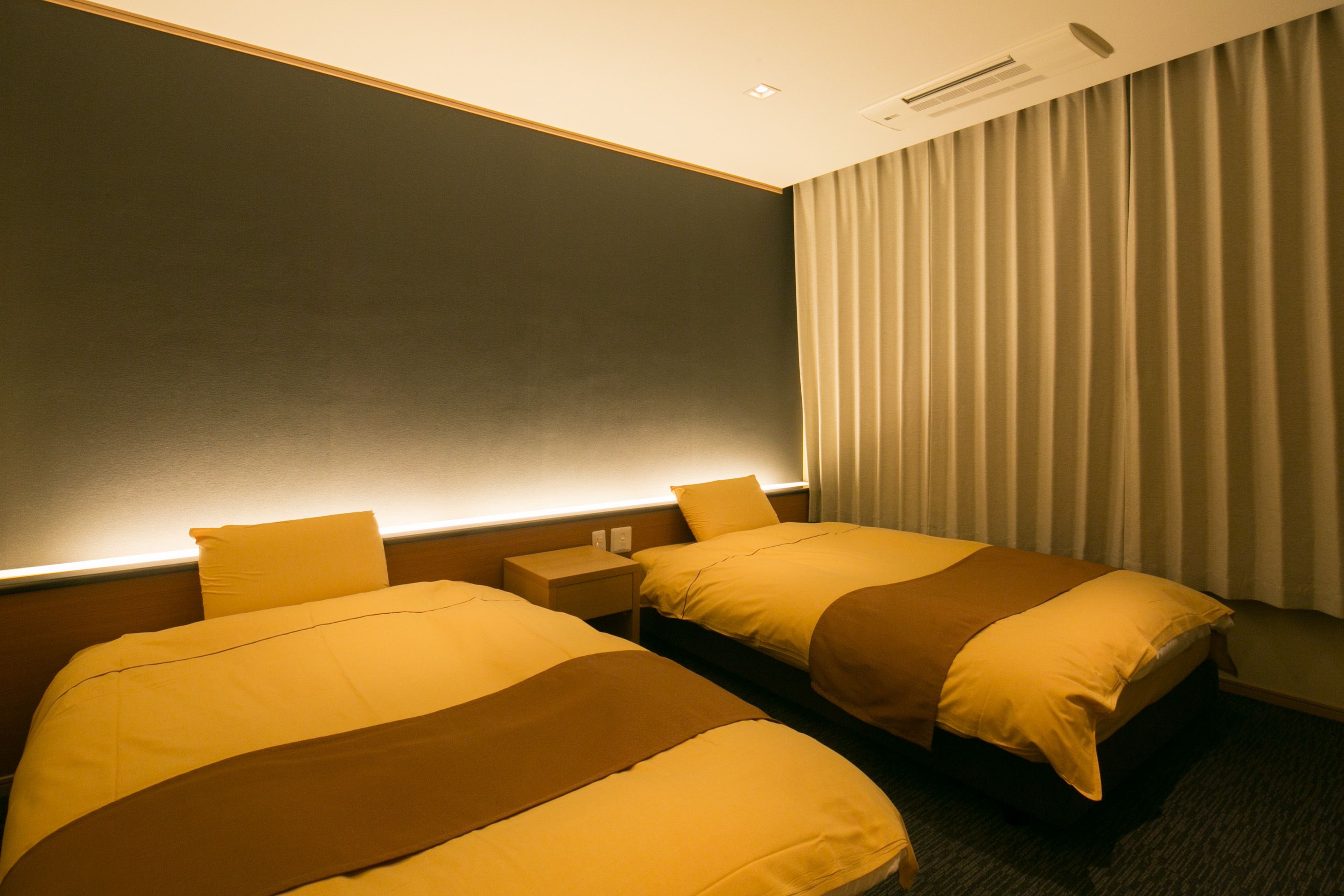 セーフティボックス (室内)、遮光カーテン、WiFi (無料)、ベッドシーツ