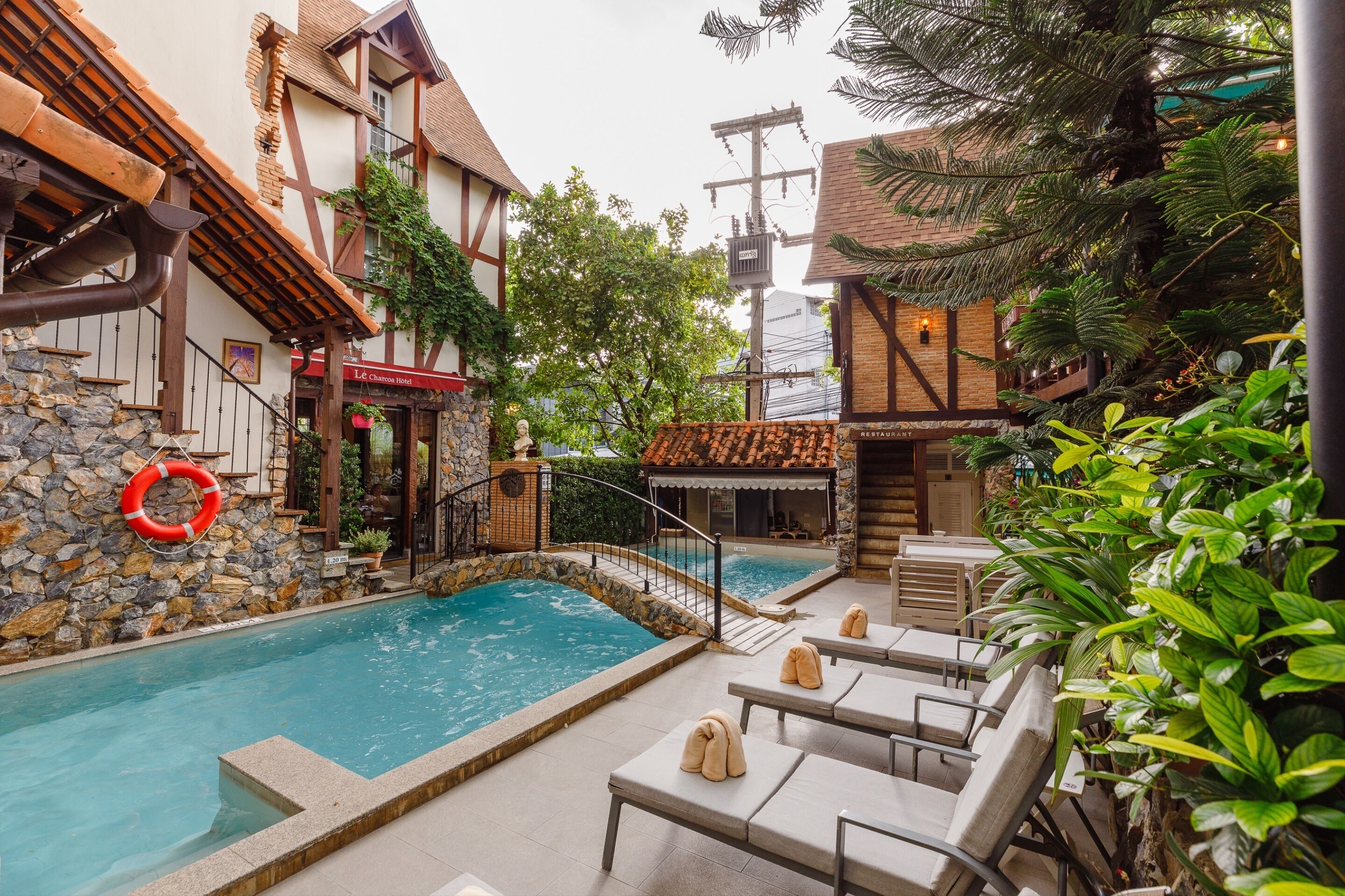 Una piscina al aire libre (de 08:00 a 14:30), sombrillas, tumbonas