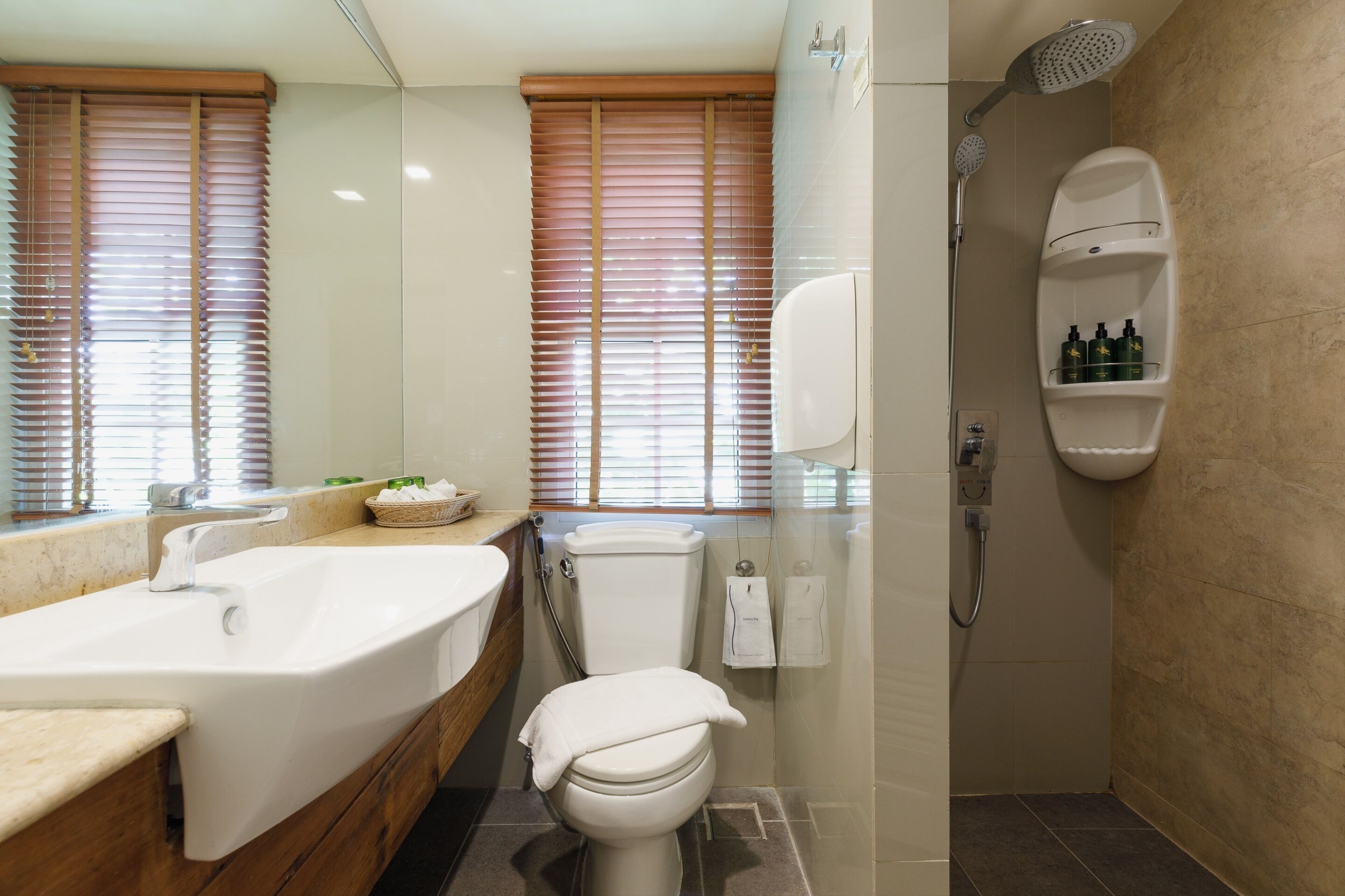 Un baño con bañera, inodoro y ducha.