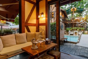 Lobby sitting area - Le Charcoa Hotel (Chiang Mai)