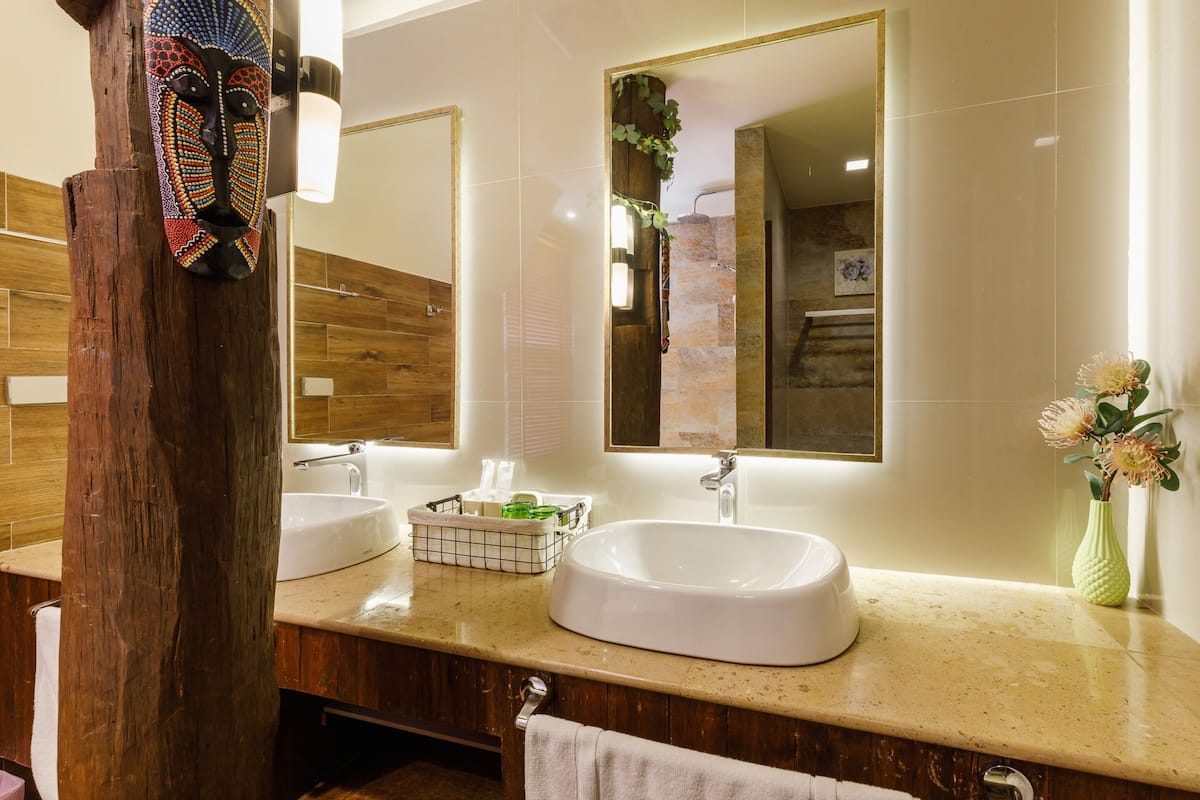 exclusive suite, 1 double bed with sofa bed | bathroom sink