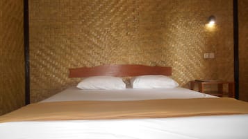 Selimut bulu angsa, minibar, brankas, dan didekorasi berbeda-beda