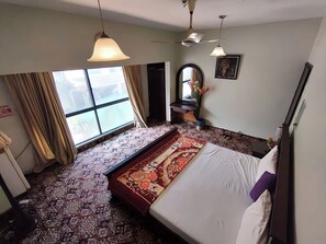 Minibar, desk, laptop workspace, blackout curtains - Hilltop Hotel (Karachi)