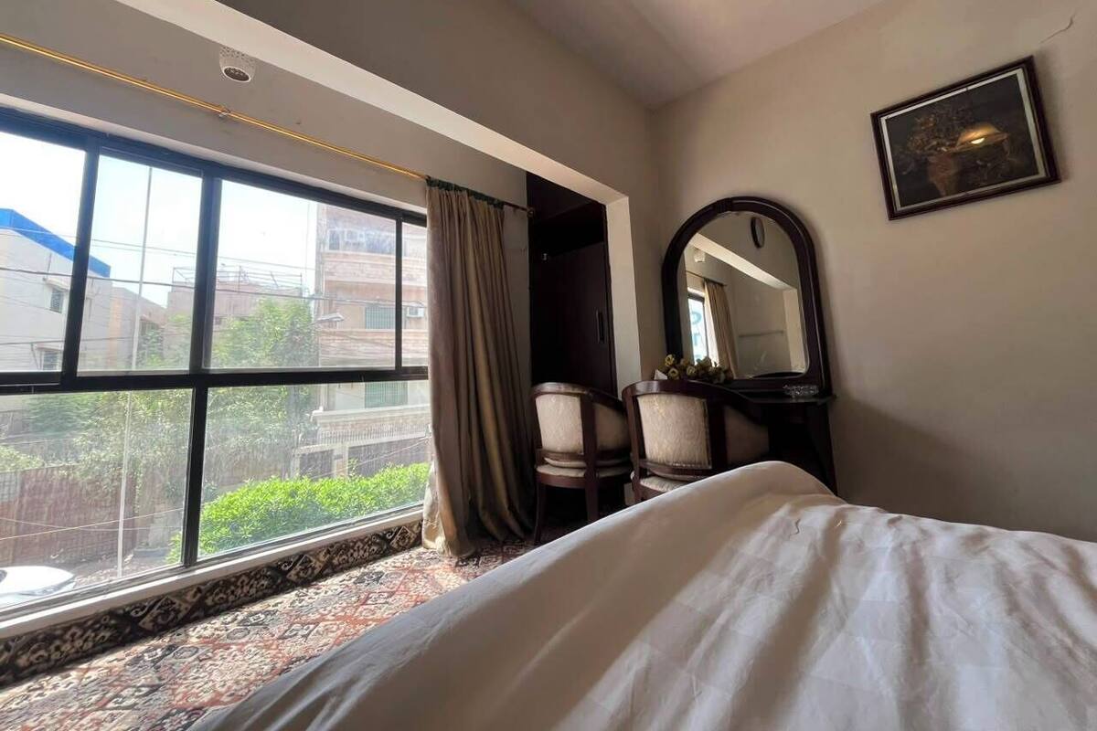 Habitación ejecutiva, 1 cama matrimonial, para fumadores, vista al parque | Minibar, escritorio y espacio para trabajar con laptop 