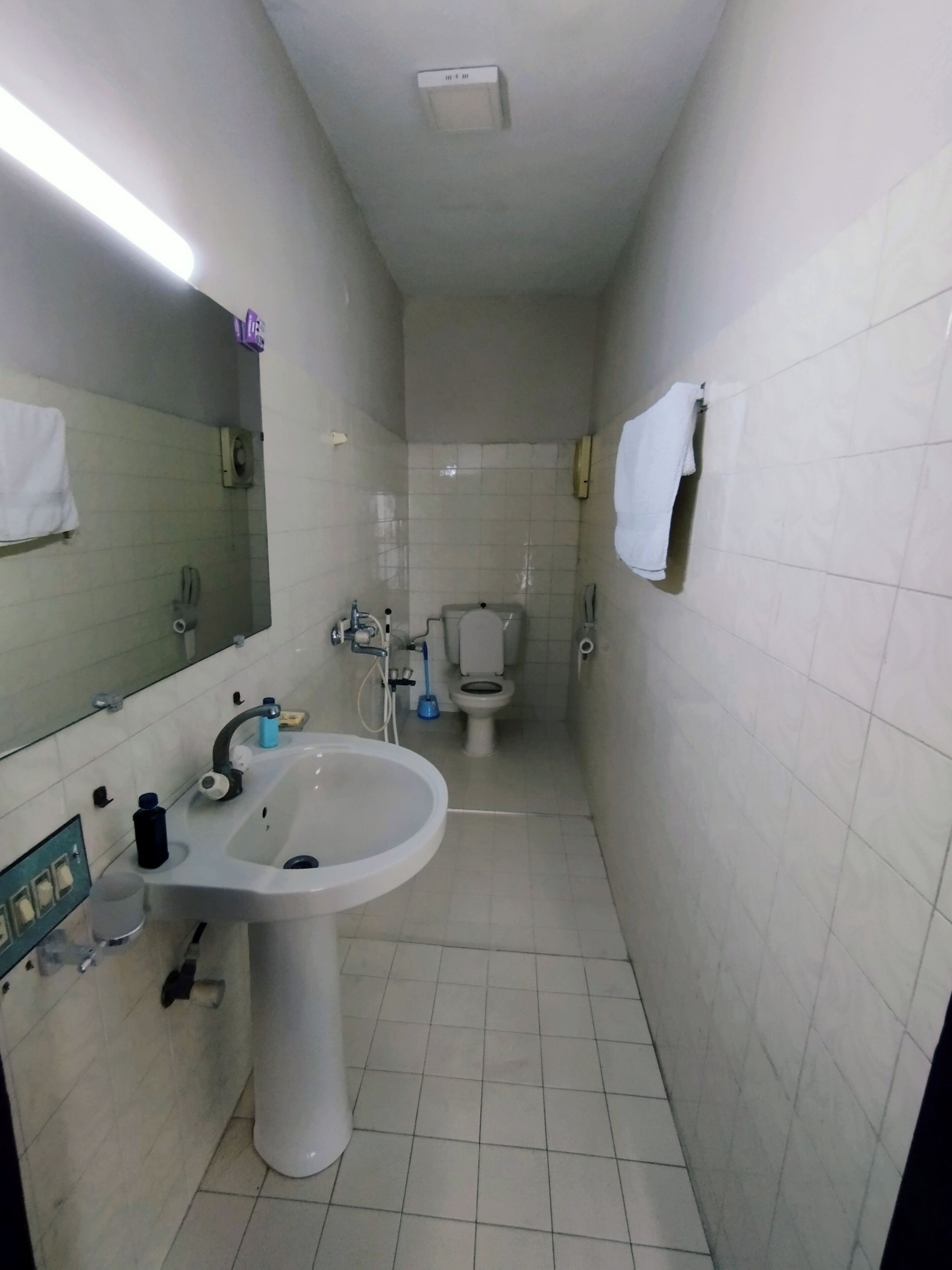 Een douche, een regendouche, gratis toiletartikelen, pantoffels