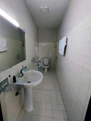 Shower, rainfall showerhead, free toiletries, slippers - Hilltop Hotel (Karachi)