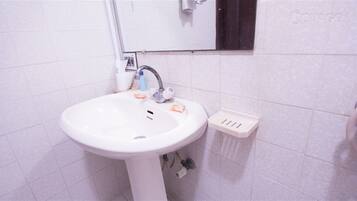 Regadera, regadera tipo lluvia, amenidades de baño gratuitas, pantuflas