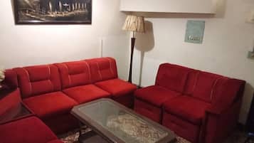 Suite Luxury, camere multiple, camere comunicanti, vista parco | Area soggiorno | TV LCD 40 pollici con canali via cavo, TV