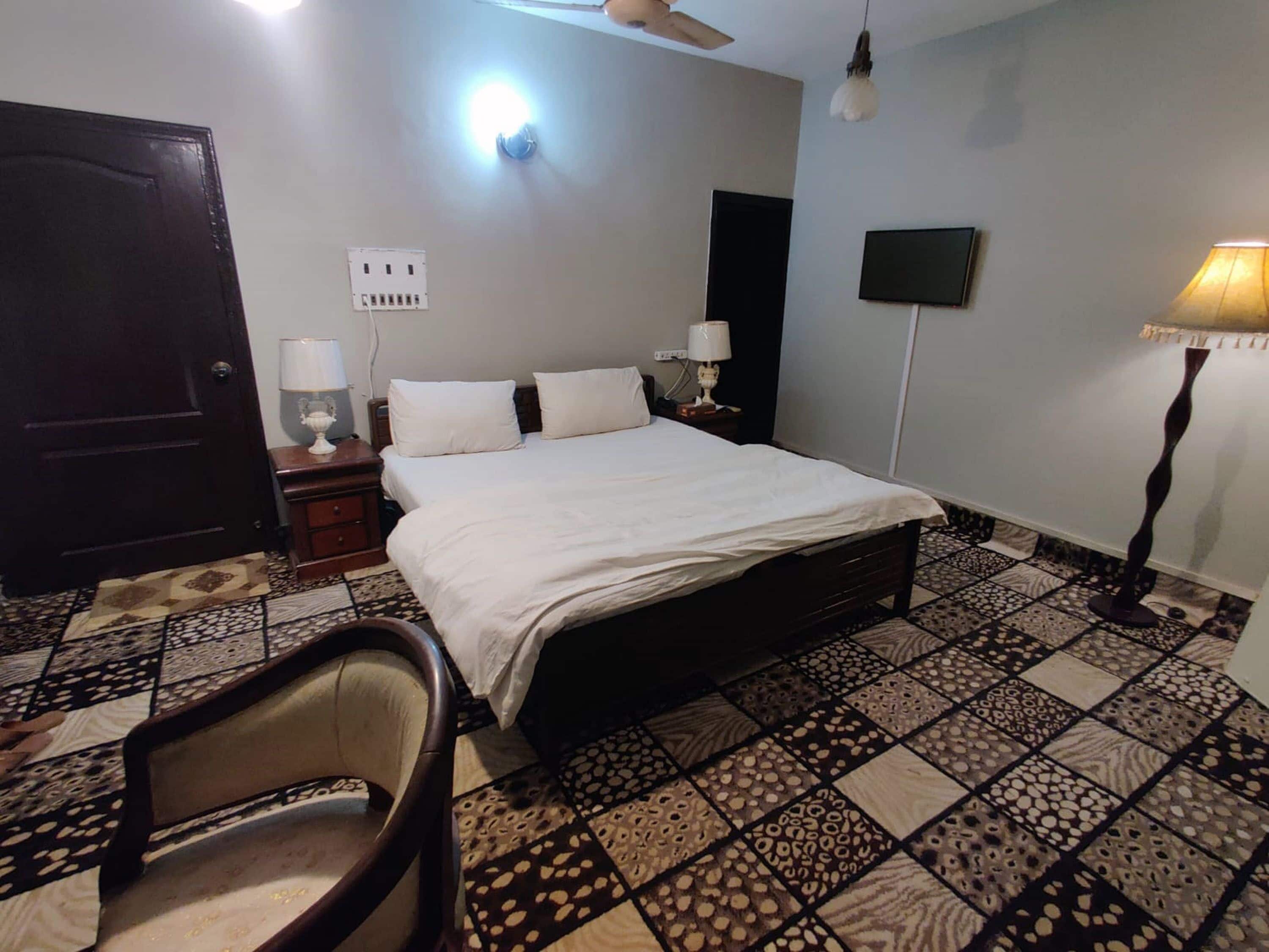 Executive kamer | Een minibar, een bureau, een laptopwerkplek, verduisterende gordijnen