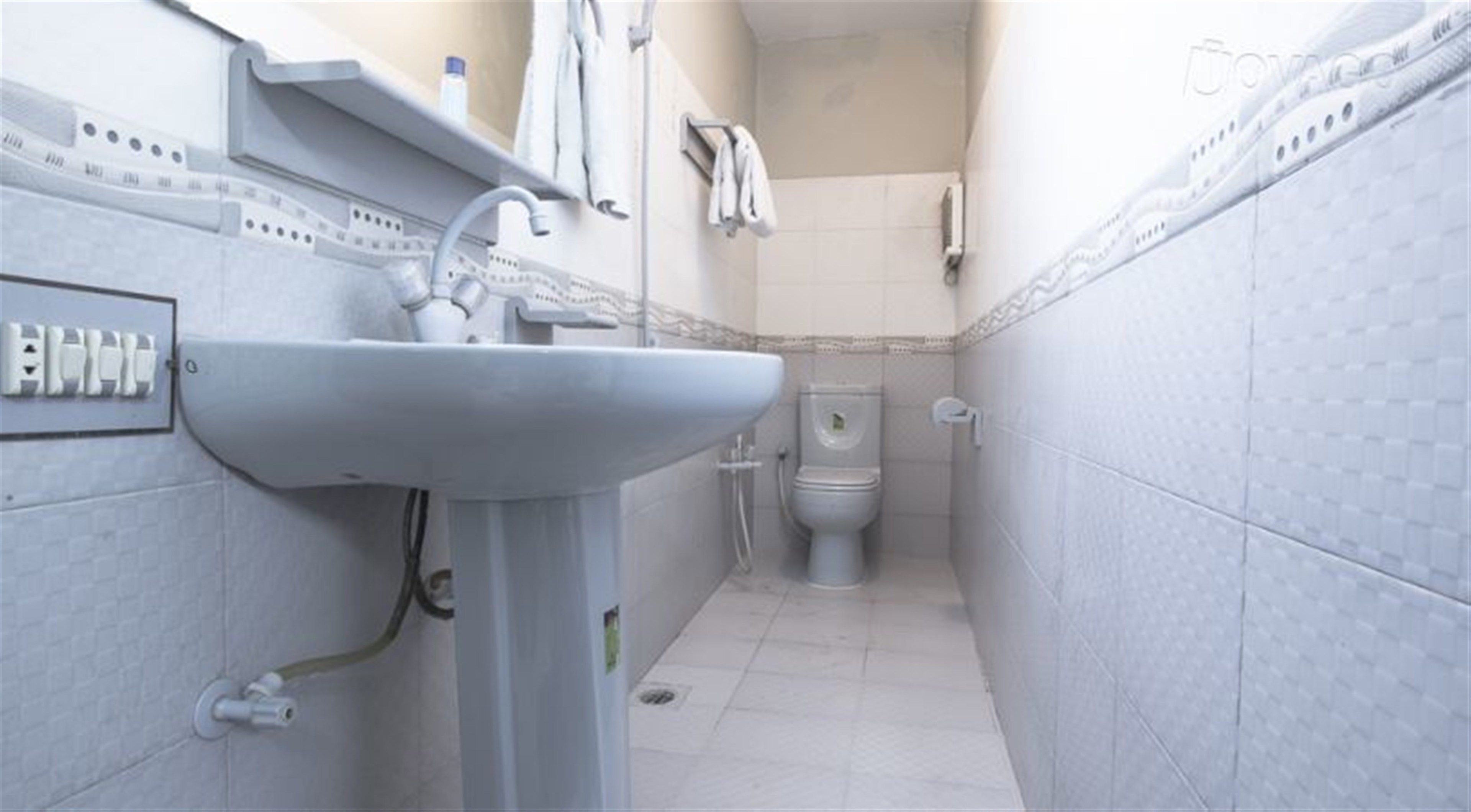 Shower, rainfall showerhead, free toiletries, slippers