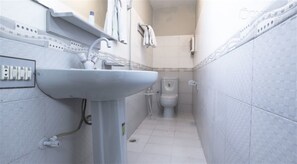 シャワー、レイン�フォールシャワー、バスアメニティ (無料)、スリッパ