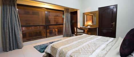 Minibar, Schreibtisch, laptopgeeigneter Arbeitsplatz