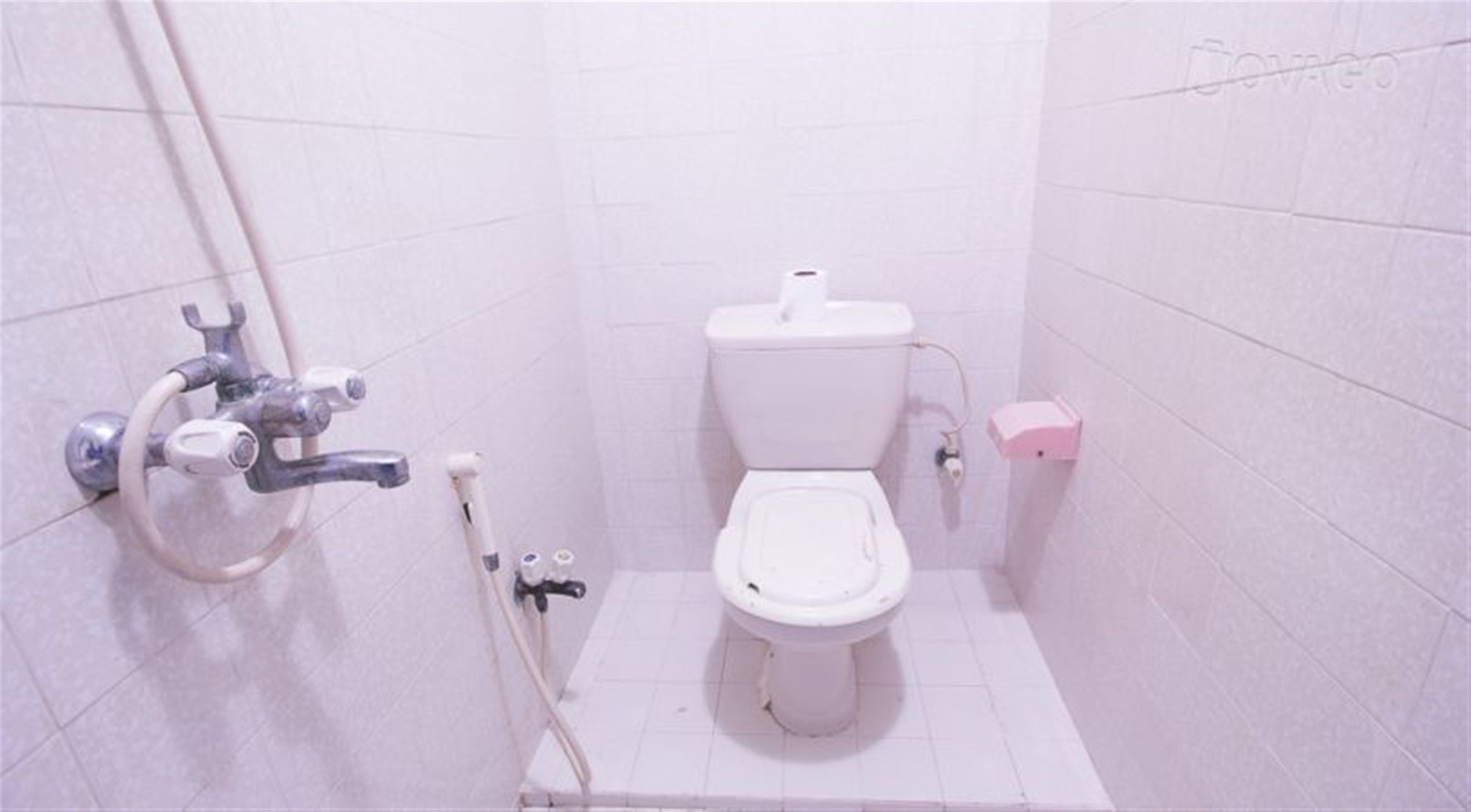Shower, rainfall showerhead, free toiletries, slippers