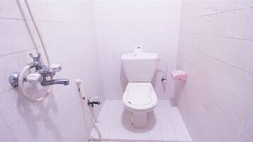 Shower, rainfall showerhead, free toiletries, slippers