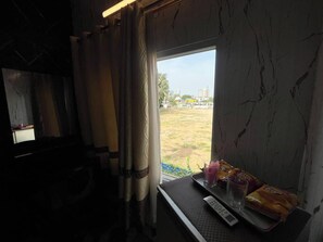 クラシック シングルルーム シングルベッド 1 台 喫煙可 | ミニバー、デスク、ノートパソコン用作業スペース、遮光カーテン