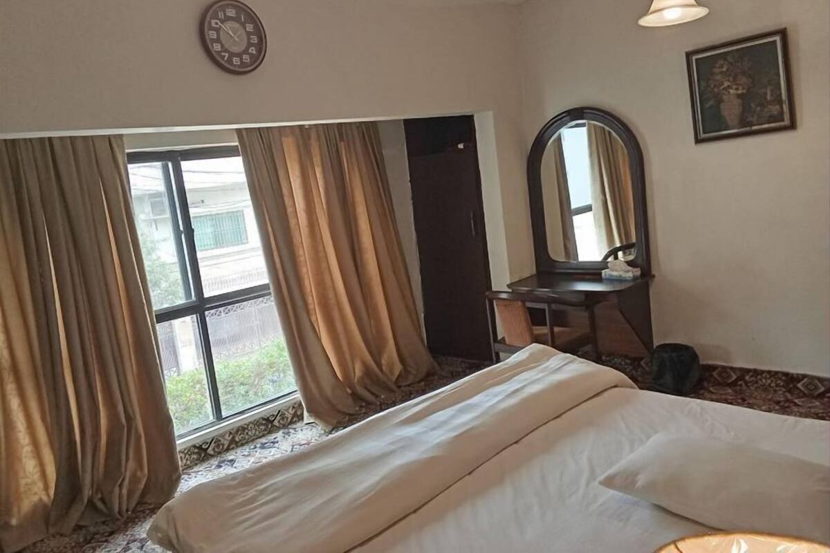 Suite de lujo, varias habitaciones, habitaciones conectadas, vista al parque | Minibar, escritorio y espacio para trabajar con laptop 