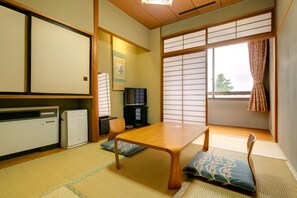 Japanese Room, 6 Tatami Mats | Free WiFi, bed sheets - Akoya Kaikan (Yamagata)