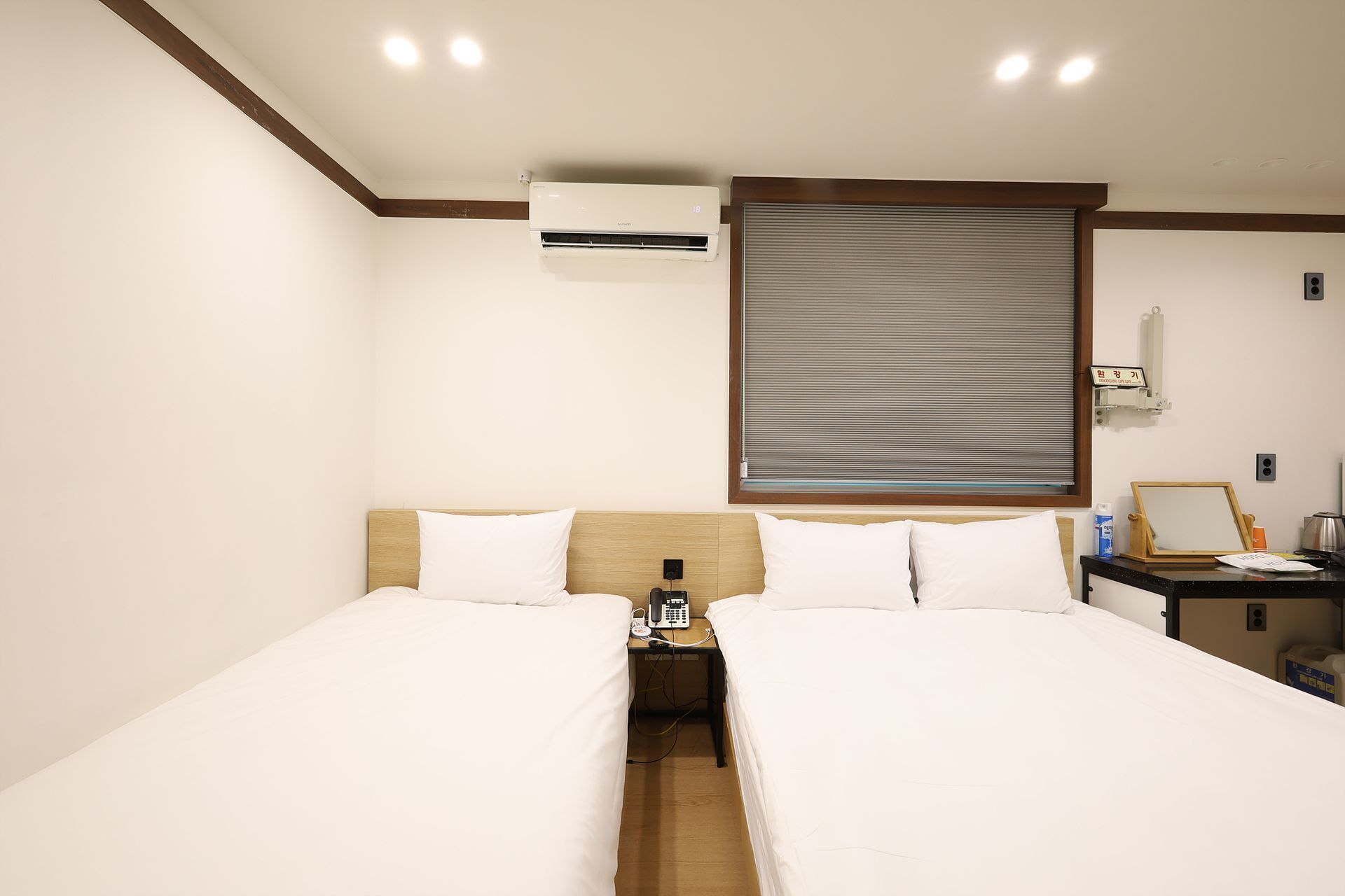 deluxe twin room | soundproofing, free wifi, bed sheets
