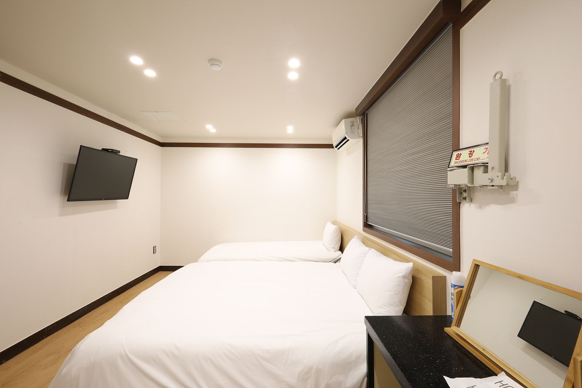 deluxe twin room | soundproofing, free wifi, bed sheets