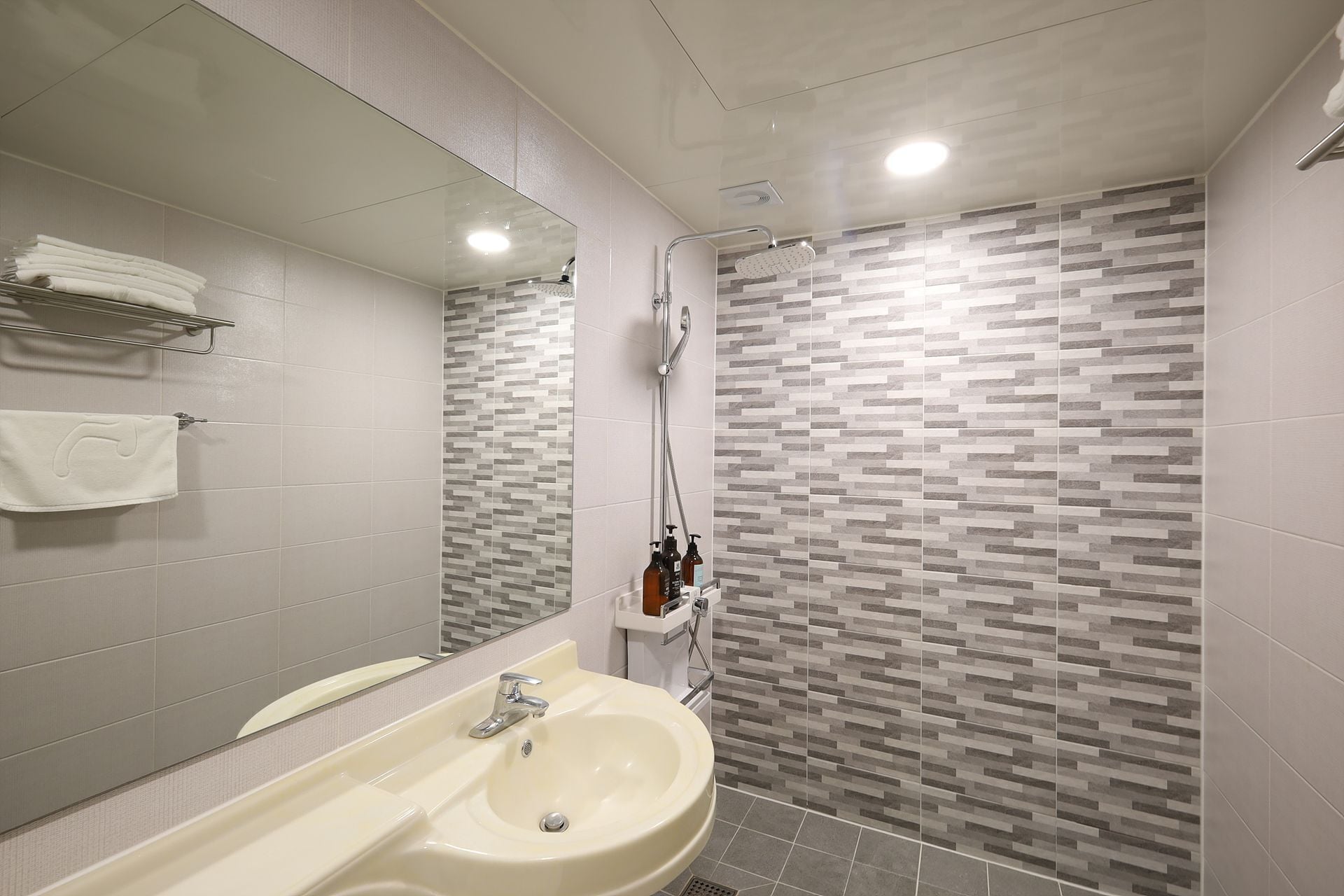 deluxe twin room | bathroom | free toiletries, towels