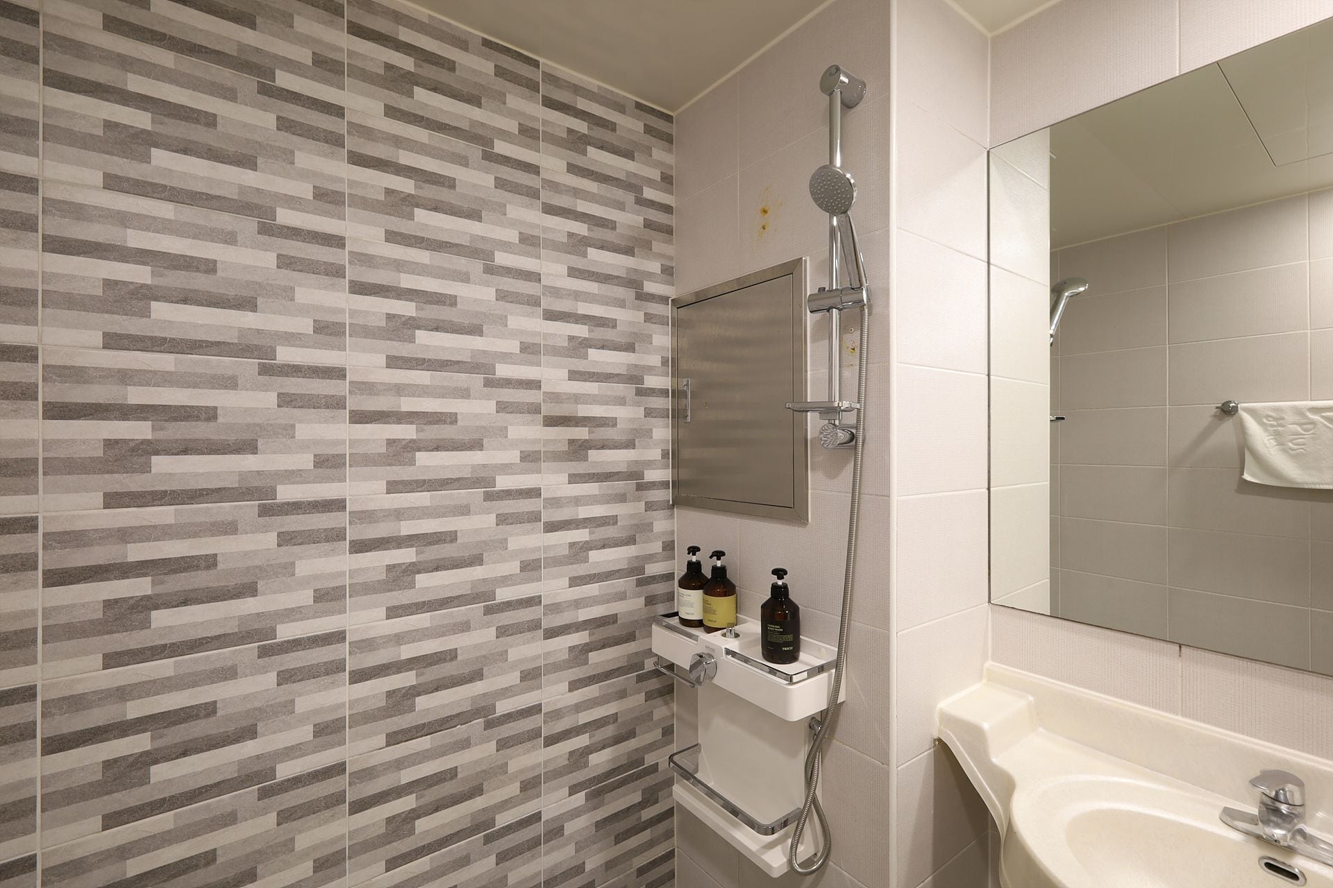 standard room | bathroom | free toiletries, towels