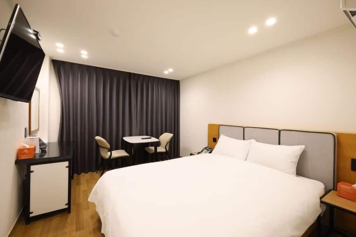 Insonorización, wifi gratis y ropa de cama