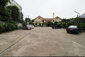 Free self-parking - Luxury Hotel (Kanchanaburi)
