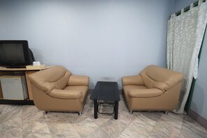 Standardzimmer | Wohnbereich | Fernseher