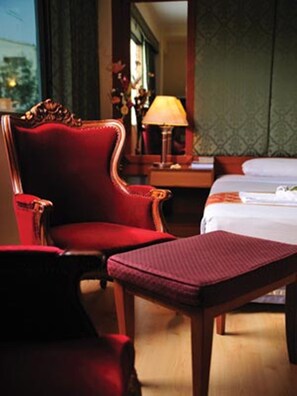 32-inch flat-screen TV with cable channels, TV - R.S. Hotel (Kanchanaburi)