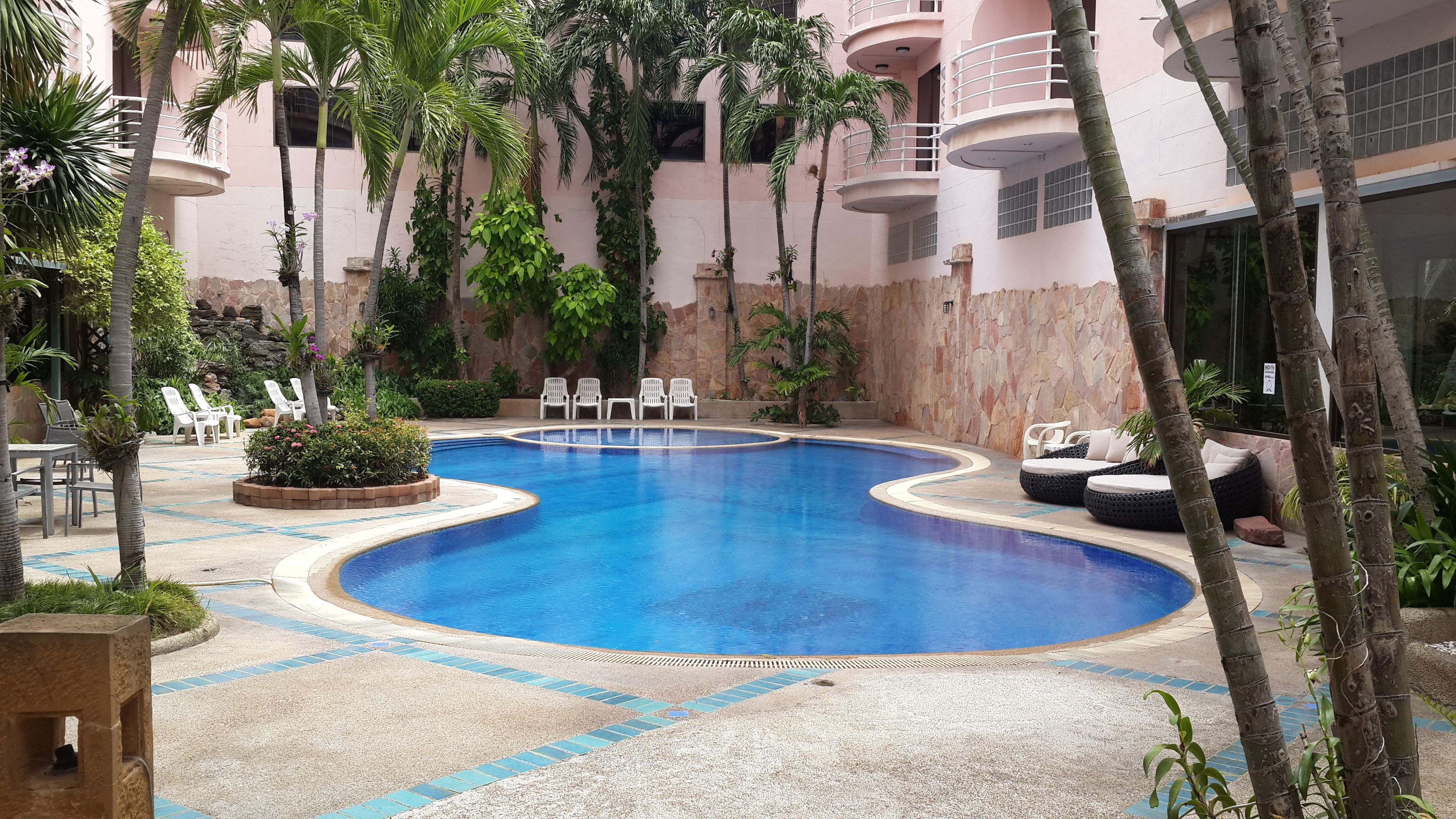 Una piscina al aire libre