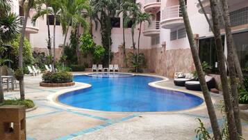 Una piscina al aire libre