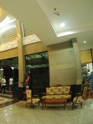 Coin salon dans le hall