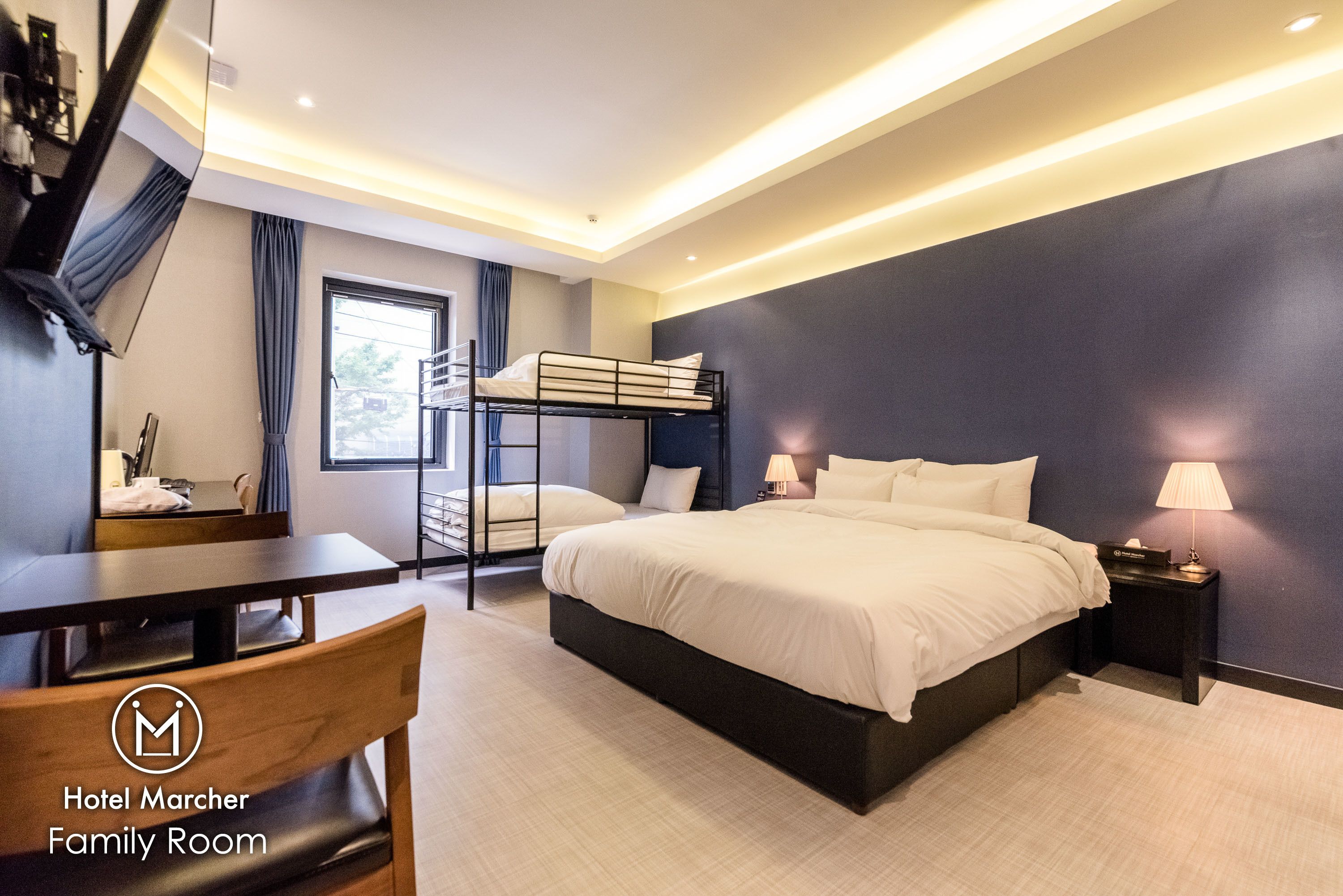 family room | 1 bedroom, premium bedding, down duvets, minibar