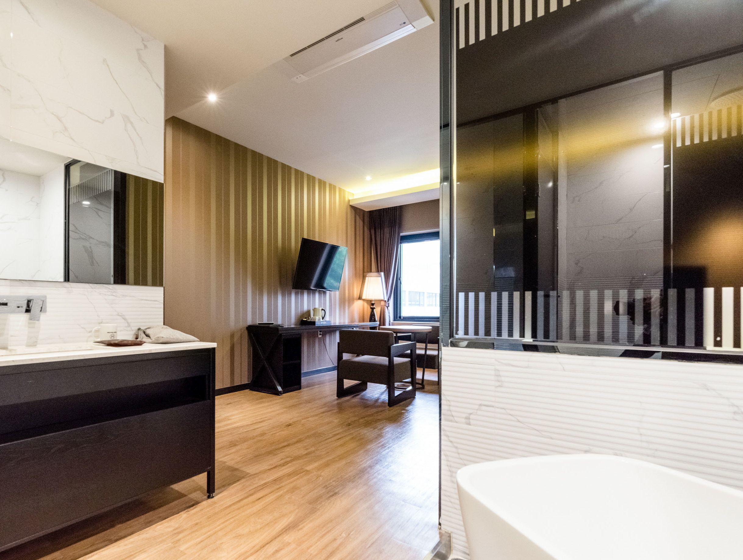 premium suite | 1 bedroom, premium bedding, down duvets, minibar
