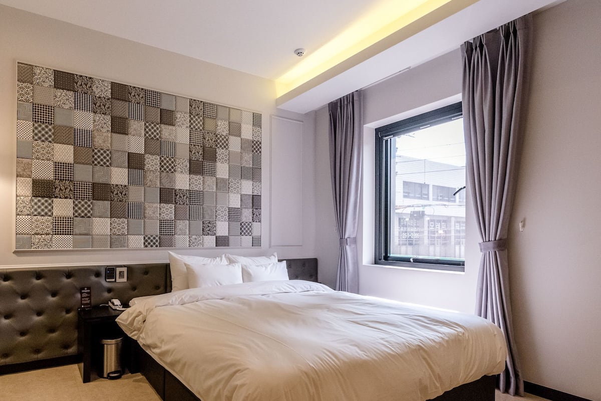 1 kamar tidur, seprai premium, selimut bulu angsa, dan minibar