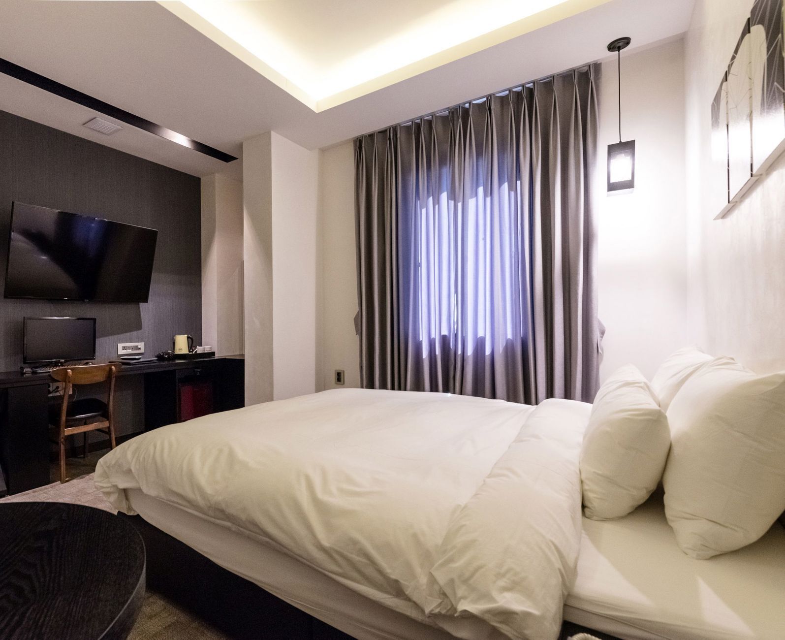 Premium bedding, down comforters, minibar, individually decorated