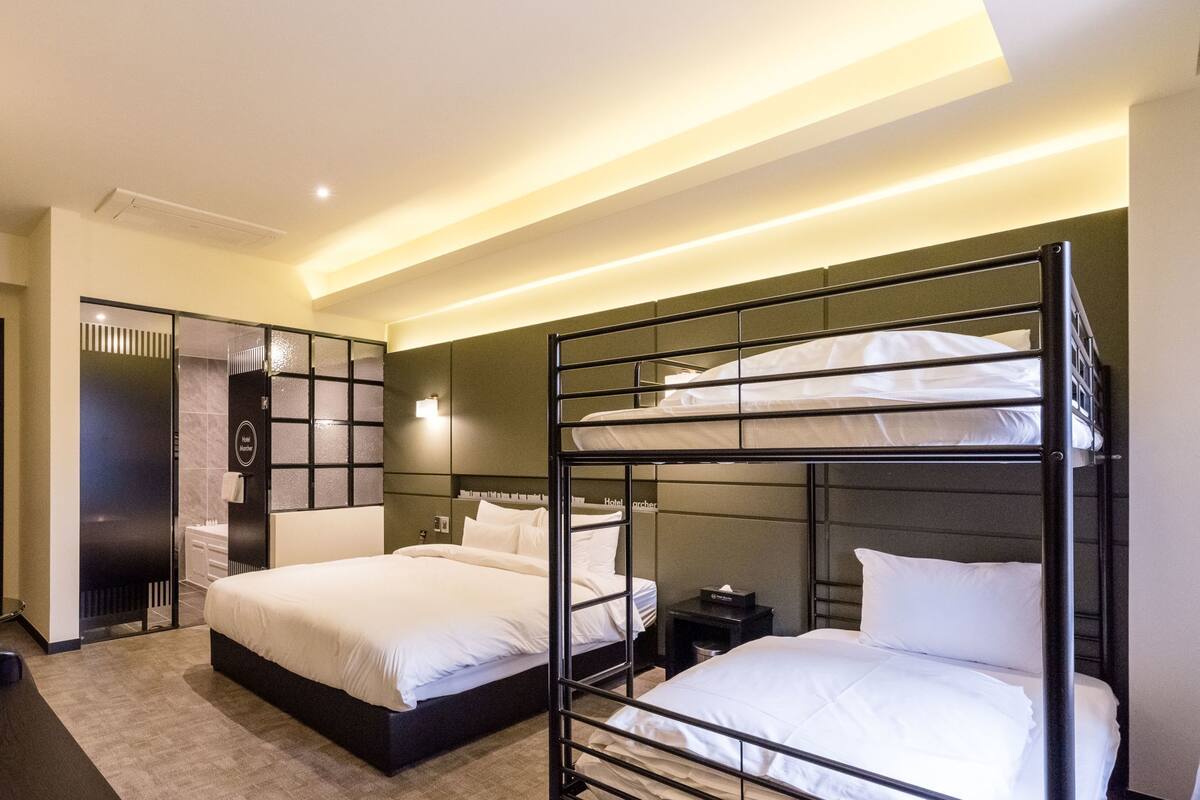 Chambre Familiale | Literie de qualité supérieure, couette en duvet d'oie, minibar, bureau