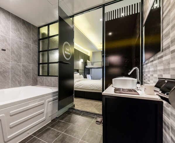 Perhehuone | Kylpyhuone | Hiustenkuivaaja, kylpytakit, bidee, pyyhkeet