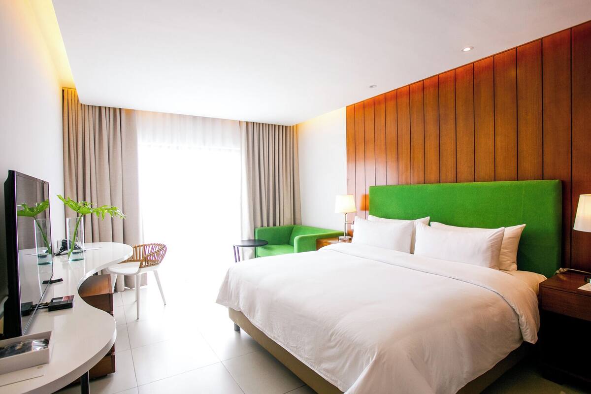 Minibar, in-room safe, desk, WiFi (free)