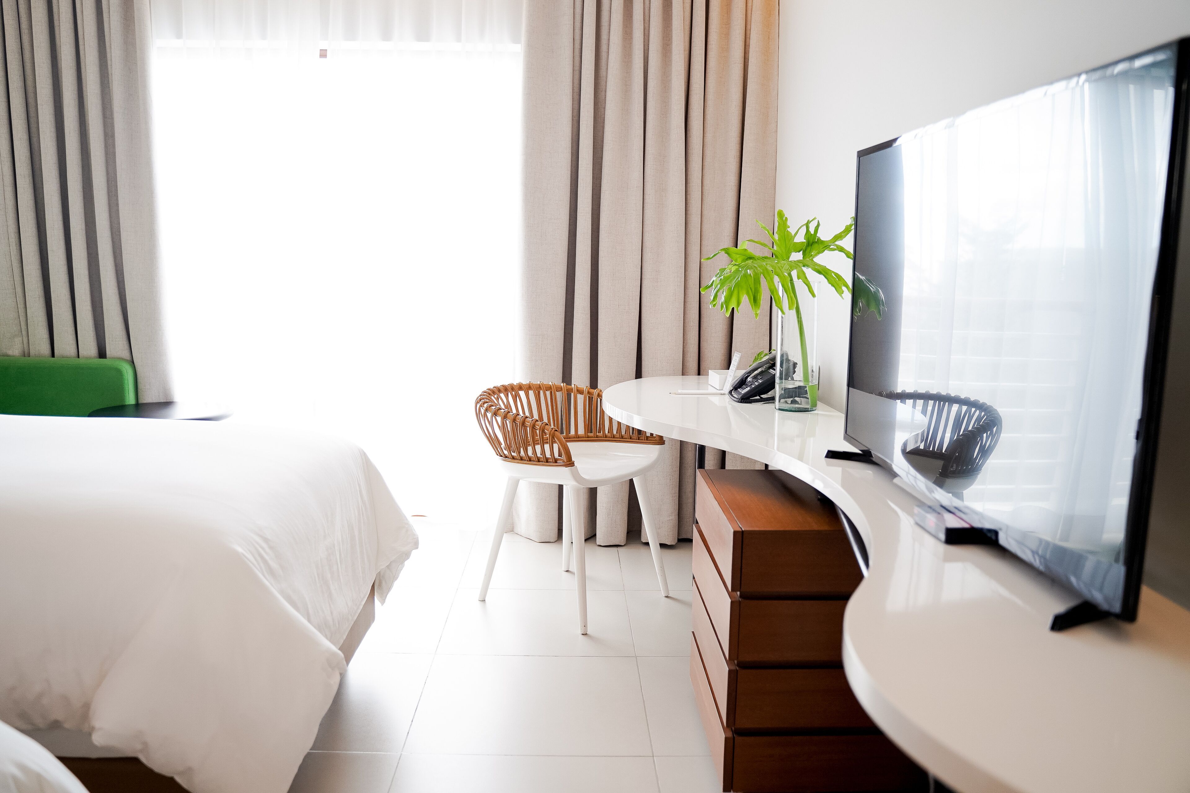 Premier Twin kamer | Een minibar, een kluis op de kamer, een bureau, gratis wifi