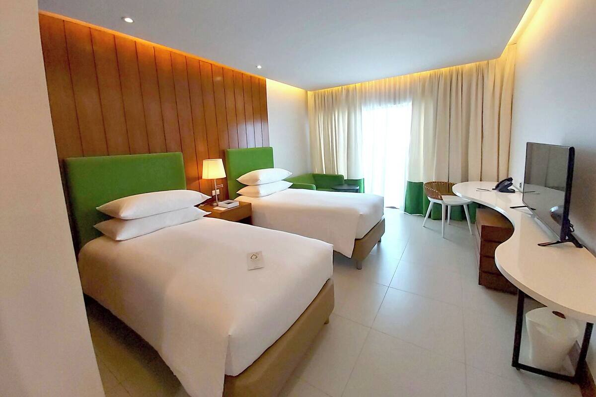 Minibar, in-room safe, desk, WiFi (free)