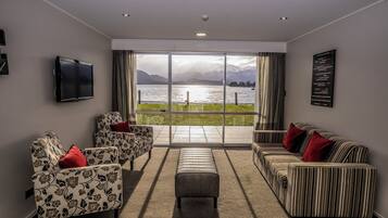 Télévision à écran plat de 40 pouces avec chaßnes numériques, télévision