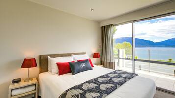 Schreibtisch, Verdunkelungsvorhänge, schallisolierte Zimmer