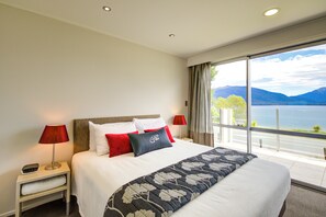 Desk, blackout curtains, soundproofing, iron/ironing board - Marakura Deluxe Motels (Te Anau)