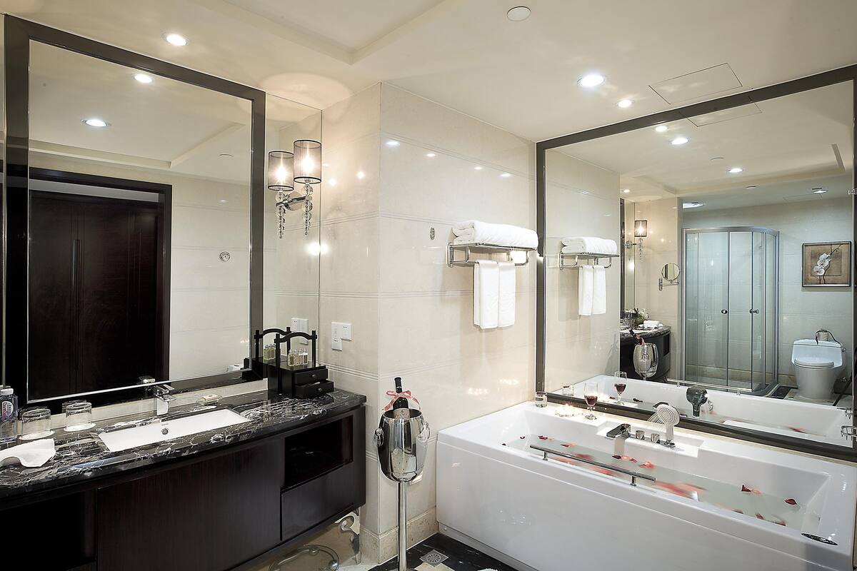 Executive Suite | Bathroom | Combined shower/tub, free toiletries, hair dryer, slippers