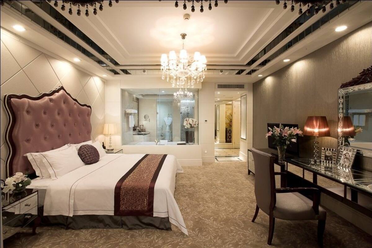 Executive Room | Minibar, in-room safe, desk, blackout drapes