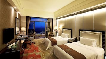 Superior Room | Minibar, in-room safe, desk, blackout drapes